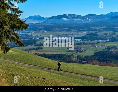 Escursionista goditi il tempo sul monte Auerberg a Stötten a. A. Bavaria, Allgäu, Germania, 23 novembre 2023. Credito: Imago/Alamy Live News Foto Stock