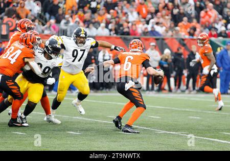 Cincinnati, Ohio, USA. 26 novembre 2023. Il quarterback dei Cincinnati Bengals Jake Browning (6) durante la gara della stagione regolare tra i Pittsburgh Steelers e i Cincinnati Bengals a Cincinnati, Ohio. JP Waldron/Cal Sport Media/Alamy Live News Foto Stock