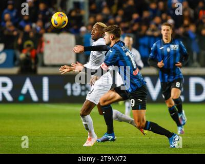 Victor Osimhen del Sac Napoli (L) e Berat Djimsiti dell'Atalanta BC (R) visti in azione durante la partita tra Atalanta BC e SSC Napoli nell'ambito della serie A italiana, stagione 2023/2024, allo Stadio Gewiss. Punteggio finale; Atalanta 1: 2 Napoli. Foto Stock