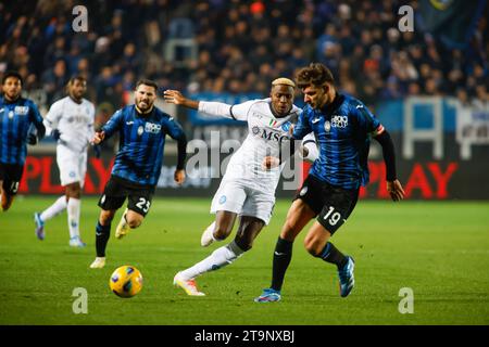 Victor Osimhen del Sac Napoli (L) e Berat Djimsiti dell'Atalanta BC (R) visti in azione durante la partita tra Atalanta BC e SSC Napoli nell'ambito della serie A italiana, stagione 2023/2024, allo Stadio Gewiss. Punteggio finale; Atalanta 1: 2 Napoli. Foto Stock