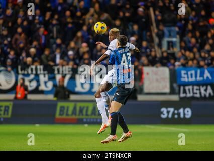 Victor Osimhen del Sac Napoli (L) e Giovanni Bonfanti dell'Atalanta BC (R) visti in azione durante la partita tra Atalanta BC e SSC Napoli nell'ambito della serie A italiana, stagione 2023/2024, allo Stadio Gewiss. Punteggio finale; Atalanta 1: 2 Napoli. Foto Stock