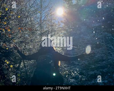 Escursionista goditi il tempo sul monte Auerberg a Stötten a. A. Bavaria, Allgäu, Germania, 23 novembre 2023. Credito: Imago/Alamy Live News Foto Stock