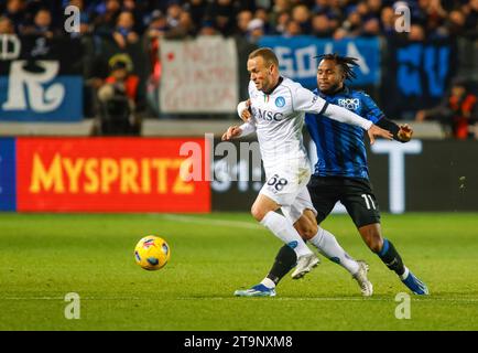 Stanislav Lobotka del Sac Napoli (L) e Ademola Lookman dell'Atalanta BC (R) visti in azione durante la partita tra Atalanta BC e SSC Napoli come parte della serie A italiana, stagione 2023/2024, allo Stadio Gewiss. Punteggio finale; Atalanta 1: 2 Napoli. Foto Stock