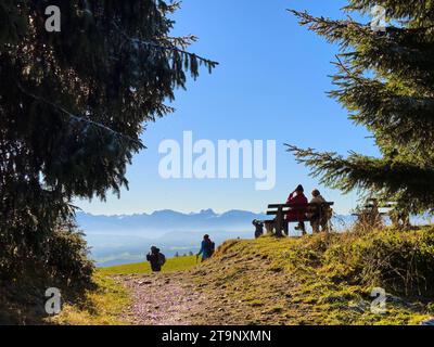 Escursionista goditi il tempo sul monte Auerberg a Stötten a. A. Bavaria, Allgäu, Germania, 23 novembre 2023. Credito: Imago/Alamy Live News Foto Stock
