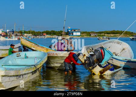 Pescatori che riparano barche da pesca a El Cuyo, Yucatan, messico Foto Stock