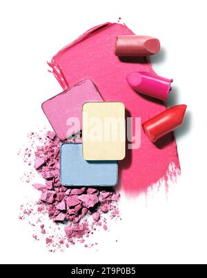 Rossetto rosa rosso e ombre oculari sono isolati su sfondo bianco. Campione di sbavature di prodotto cosmetico Foto Stock