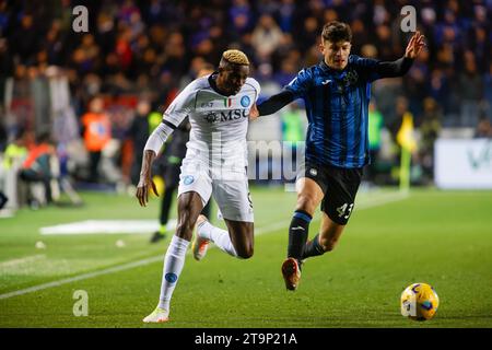 Bergamo, Italia. 25 novembre 2023. Victor Osimhen del Sac Napoli (L) e Giovanni Bonfanti dell'Atalanta BC (R) visti in azione durante la partita tra Atalanta BC e SSC Napoli nell'ambito della serie A italiana, stagione 2023/2024, allo Stadio Gewiss. Punteggio finale; Atalanta 1: 2 Napoli. (Foto di Nderim Kaceli/SOPA Images/Sipa USA) credito: SIPA USA/Alamy Live News Foto Stock