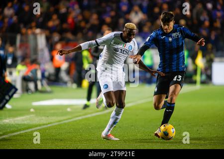 Bergamo, Italia. 25 novembre 2023. Victor Osimhen del Sac Napoli (L) e Giovanni Bonfanti dell'Atalanta BC (R) visti in azione durante la partita tra Atalanta BC e SSC Napoli nell'ambito della serie A italiana, stagione 2023/2024, allo Stadio Gewiss. Punteggio finale; Atalanta 1: 2 Napoli. (Foto di Nderim Kaceli/SOPA Images/Sipa USA) credito: SIPA USA/Alamy Live News Foto Stock