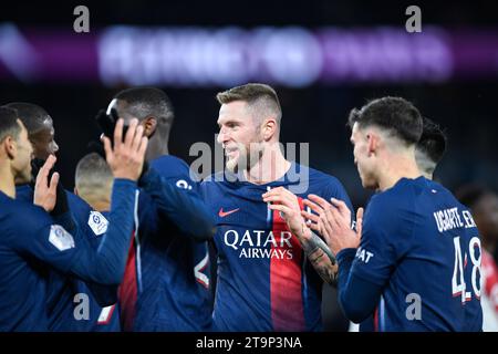 Milan Skriniar e la squadra PSG durante la partita di calcio di Ligue 1 tra Paris Saint-Germain PSG e AS Monaco ASM al Parc des Princes di Parigi, in Francia, il 24 novembre 2023. Crediti: Victor Joly/Alamy Live News Foto Stock