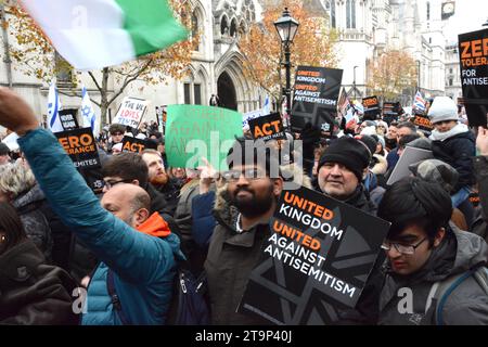 La marcia contro l'antisemitismo parte dalla Royal Courts of Justice nel centro di Londra il 26 novembre 2023 Foto Stock