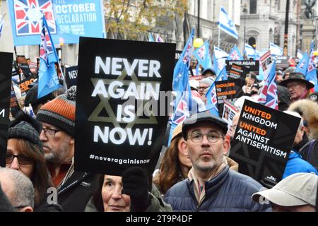 La marcia contro l'antisemitismo parte dalla Royal Courts of Justice nel centro di Londra il 26 novembre 2023 Foto Stock