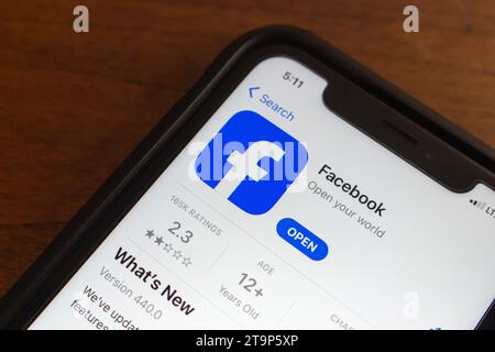 App Facebook visualizzata nell'App Store sullo schermo dell'iPhone. Facebook è un servizio di social media e social network online di proprietà del gigante della tecnologia statunitense Meta. Foto Stock