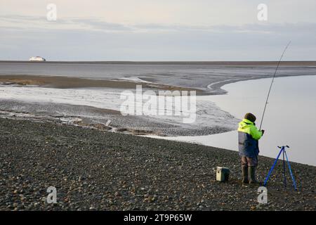 Un pescatore solitario sulla spiaggia di Fleetwood, Lancashire, Regno Unito, Europa Foto Stock