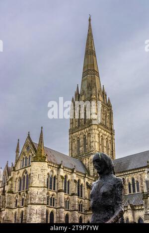 La scultura Walking Madonna di fronte alla Cattedrale di Salisbury a Salisbury, Wiltshire, Inghilterra, Regno Unito Foto Stock