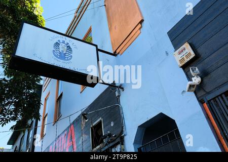 Cartello sopra l'ingresso al Laguna Cafe, un ristorante a tema mediorientale e lounge Hookah in Haight Street a San Francisco, California; Cairo Nights. Foto Stock