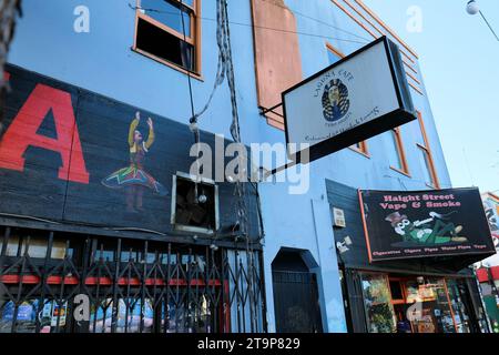 Cartello sopra l'ingresso al Laguna Cafe, un ristorante a tema mediorientale e lounge Hookah in Haight Street a San Francisco, California; Cairo Nights. Foto Stock