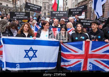 Londra, Regno Unito. 26 novembre 2023. Decine di migliaia di persone si unirono alla marcia contro l'antisemitismo nel centro di Londra, su una strada dalle Royal Courts of Justice, fino a Parliament Square. Si dice che il raduno sia il più grande del suo genere dalla battaglia di Cable Street nel 1936. Credito: Fotografia dell'undicesima ora/Alamy Live News Foto Stock