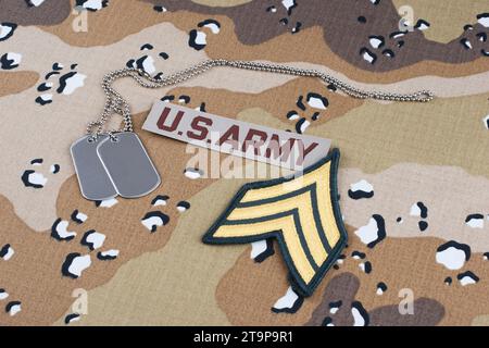 PATCH di rango sergente DELL'ESERCITO DEGLI STATI UNITI e tag cane su sfondo uniforme abito da battaglia del deserto Foto Stock