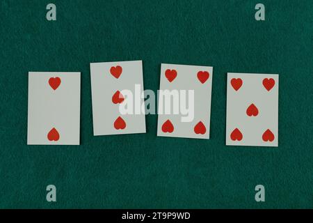 Carta da gioco del vecchio West sul tavolo da gioco verde. 2, 3, 4, 5 di cuori. Foto Stock
