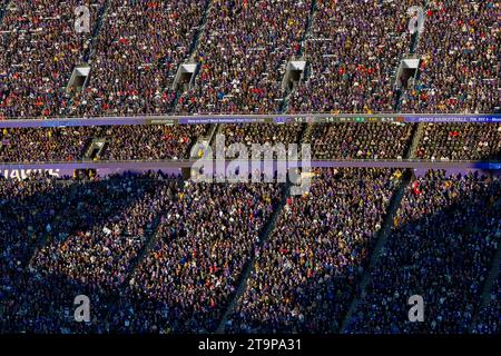 Gli spettatori si riuniscono all'Husky Stadium per vedere i Washington Huskies giocare i rivali dei Washington State Cougars alla 115a edizione della Apple Cup a Seattle su Satur Foto Stock