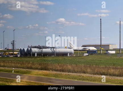 Un aereo cargo russo Antonov all'aeroporto di Lipsia/Halle il 30 settembre 2023 a Lipsia, Germania. Credito: Imago/Alamy Live News Foto Stock