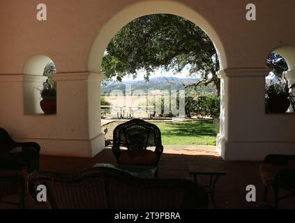 Jolon, California, USA - 20 ottobre 2023: Patio con una splendida vista, Hearst Hacienda Hotel. Foto Stock