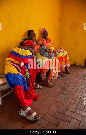 Tre Palenqueras si esauriscono dopo un giorno di vendita di frutta per le strade di Cartagena, Colombia Foto Stock