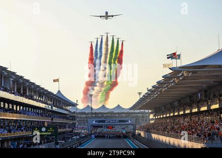 Abu Dhabi, Emirati Arabi Uniti (EAU). 26 novembre 2023. Un team acrobatico si esibisce davanti al Gran Premio di Formula uno di Abu Dhabi, negli Emirati Arabi Uniti (UAE), il 26 novembre 2023. Crediti: Qian Jun/Xinhua/Alamy Live News Foto Stock