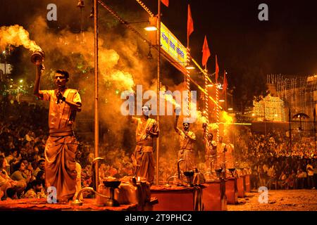 Varanasi, India. 26 novembre 2023. I sacerdoti indù eseguono preghiere "serali Aarati" presso assi Ghat durante il Ganga Aarti, un tradizionale e antico rituale indù che onora il fiume Gange. Dev Deepavali/Diwali è il più grande festival di festa della luce a Kartik Poornima (metà autunno), dove i devoti decorano la riva del fiume con milioni di lampade durante il festival. Credito: SOPA Images Limited/Alamy Live News Foto Stock