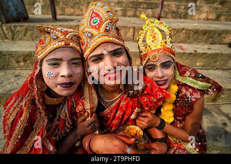 Varanasi, India. 25 novembre 2023. Bambini piccoli vestiti come personaggi mitologici indù per raccogliere offerte durante il festival. Dev Deepavali/Diwali è il più grande festival di festa della luce a Kartik Poornima (metà autunno), dove i devoti decorano la riva del fiume con milioni di lampade durante il festival. (Foto di Avishek Das/SOPA Images/Sipa USA) credito: SIPA USA/Alamy Live News Foto Stock