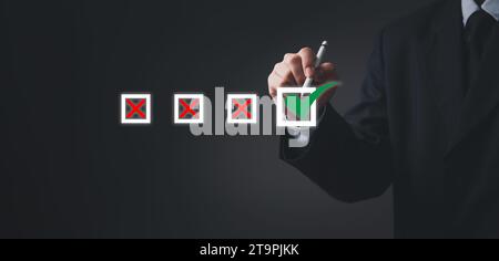 Man sceglie il questionario con l'elenco di controllo pianificazione del marketing target aziendale con gestione e miglioramento della qualità. Standardizzazione, certificazione Foto Stock