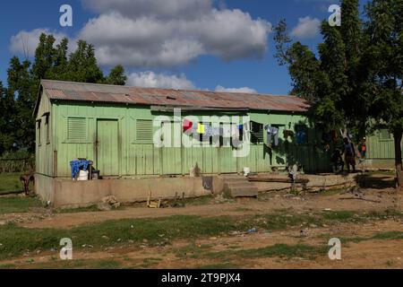 El Seibo, Repubblica Dominicana. 21 novembre 2023. Una casa in un Batey Romana centrale, o comunità, a El Seibo, Repubblica Dominicana il 21 novembre 2023. La maggior parte dei residenti di queste comunità sono immigrati haitiani senza documenti o domenicani denazionalizzati di discendenza haitiana. Gli Stati Uniti bloccarono la Central Romana Corporation, Ltd. Di importare zucchero nel paese il 23 novembre 2022, dopo che le accuse di lavoro forzato erano state riscosse contro la società. (Foto di Carlos Berríos Polanco/Sipa USA) credito: SIPA USA/Alamy Live News Foto Stock