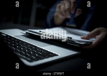 Manuale che timbra documenti notaio pubblico in carica . Imprenditore che timbra l'approvazione di documenti di finanza del lavoro bancari o di marketing degli investimenti su de Foto Stock