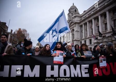 Londra, Regno Unito. 26 novembre 2023. I manifestanti tengono un grande striscione durante la marcia contro l'antisemitismo mentre l'antisemitismo aumenta, la Gran Bretagna è solidale con la sua comunità ebraica. (Foto di Loredana Sangiuliano/SOPA Images/Sipa USA) credito: SIPA USA/Alamy Live News Foto Stock