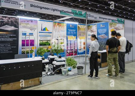 Bangkok, Thailandia. 23 novembre 2023. I visitatori sono visti allo stand di Shining Moon Lighting all'Asia International Hemp Expo 2023, al Queen Sirikit National Convention Center (QSNCC) di Bangkok. (Foto di Nathalie Jamois/SOPA Images/Sipa USA) credito: SIPA USA/Alamy Live News Foto Stock