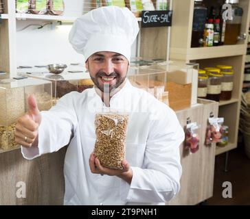 Lo chef acquista i migliori generi alimentari del negozio di alimentari Foto Stock