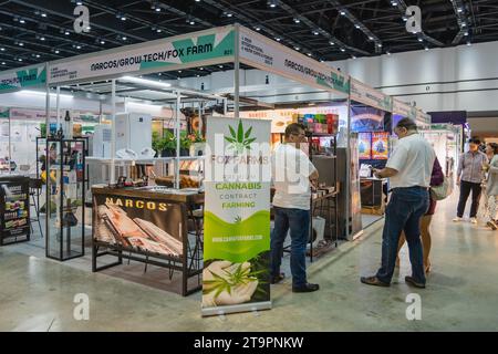 Bangkok, Thailandia. 23 novembre 2023. I visitatori sono visti allo stand di Narcos, all'Asia International Hemp Expo 2023, al Queen Sirikit National Convention Center (QSNCC), a Bangkok. Credito: SOPA Images Limited/Alamy Live News Foto Stock