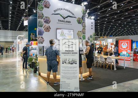 Bangkok, Thailandia. 23 novembre 2023. I visitatori sono visti allo stand di Dutch Passion, all'Asia International Hemp Expo 2023, al Queen Sirikit National Convention Center (QSNCC), a Bangkok. Credito: SOPA Images Limited/Alamy Live News Foto Stock