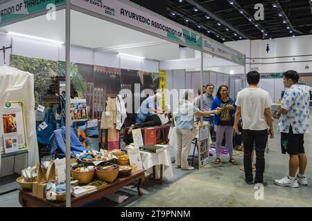 Bangkok, Thailandia. 23 novembre 2023. I visitatori sono visti allo stand dell'Associazione Ayurvedica della Thailandia, all'Asia International Hemp Expo 2023, al Queen Sirikit National Convention Center (QSNCC), a Bangkok. L’Asia International Hemp Expo 2023 è la prima fiera commerciale per l’industria della canapa in Asia per imprenditori e industriali che cercano informazioni, vantaggi cruciali, maggiore consapevolezza e soluzioni sostenibili per il futuro della canapa, che è già stata sbloccata e legalizzata in Thailandia. Credito: SOPA Images Limited/Alamy Live News Foto Stock