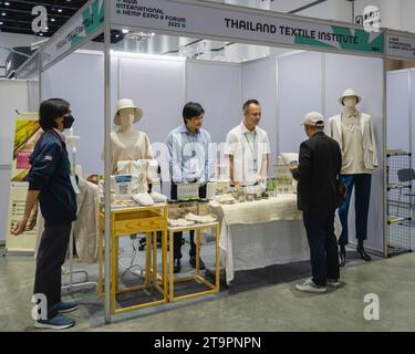 Bangkok, Thailandia. 23 novembre 2023. Espositori e visitatori sono presenti allo stand del Thailand Textile Institute, all'Asia International Hemp Expo 2023, al Queen Sirikit National Convention Center (QSNCC) di Bangkok. L’Asia International Hemp Expo 2023 è la prima fiera commerciale per l’industria della canapa in Asia per imprenditori e industriali che cercano informazioni, vantaggi cruciali, maggiore consapevolezza e soluzioni sostenibili per il futuro della canapa, che è già stata sbloccata e legalizzata in Thailandia. Credito: SOPA Images Limited/Alamy Live News Foto Stock