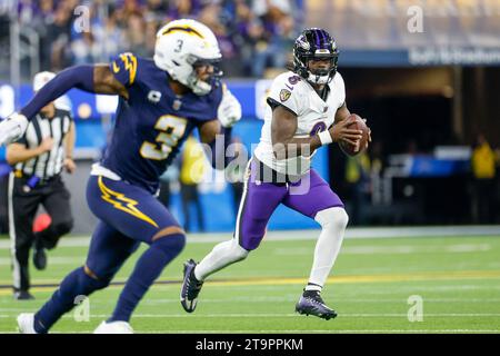 Los Angeles, California, USA. 26 novembre 2023. Il quarterback dei Baltimore Ravens Lamar Jackson n. 8 corre la palla contro i Los Angeles Chargers durante una partita di football NFL al SoFi Stadium, domenica 26 novembre 2023, a Inglewood, Calif. (Immagine di credito: © Ringo Chiu/ZUMA Press Wire) SOLO USO EDITORIALE! Non per USO commerciale! Crediti: ZUMA Press, Inc./Alamy Live News Foto Stock