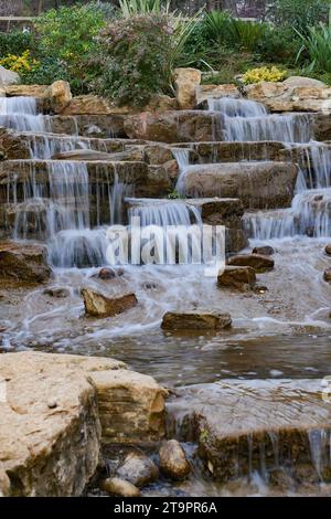 piccola cascata nel parco pubblico di istanbul Foto Stock