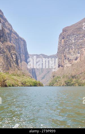 Un tour in barca attraverso il Sumideo Canyon nel Chiapas Foto Stock