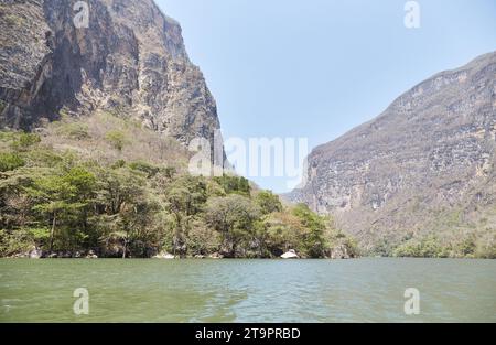Un tour in barca attraverso il Sumideo Canyon nel Chiapas Foto Stock