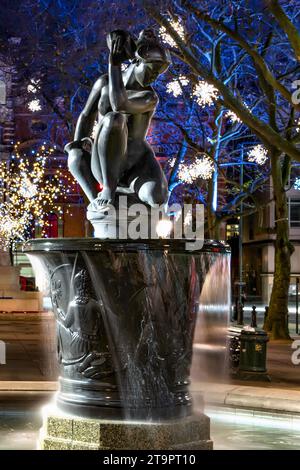 Londra, Regno Unito - 24 dicembre 2014: Decorazione delle luci di Natale di Londra vista alla Venus Fountain di Sloan Square. Foto Stock