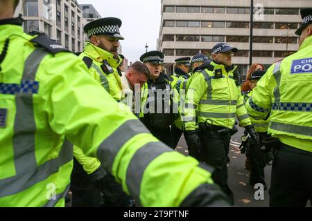 Londra, Regno Unito. 26 novembre 2023. Gli agenti di polizia arrestano il leader di estrema destra Tommy Robinson durante la manifestazione. Oltre 100.000 manifestanti hanno partecipato a una marcia contro l'antisemitismo, la più grande protesta nel Regno Unito dal 1936. La marcia fu organizzata dalla campagna di beneficenza contro l'antisemitismo. (Foto di Steve Taylor/SOPA Images/Sipa USA) credito: SIPA USA/Alamy Live News Foto Stock