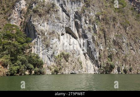 Un tour in barca attraverso il Sumideo Canyon nel Chiapas Foto Stock