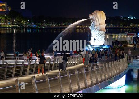 Una vista notturna della Statua di Merlion e del Jubilee Bridge sulla Marina Bay a Singapore, vista dal Ponte Esplanade Drive. Foto Stock