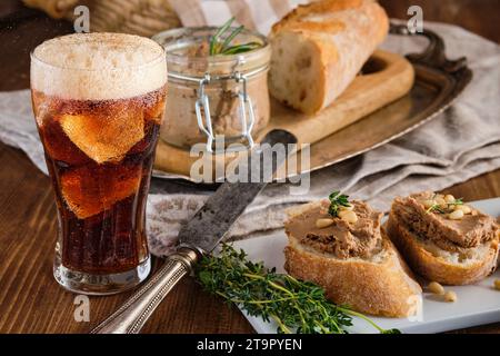 Vista ravvicinata del sandwich di pasta di fegato su un piatto Foto Stock