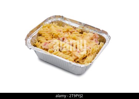 Mac e formaggio con prosciutto in un contenitore di fogli di alluminio isolato su sfondo bianco Foto Stock